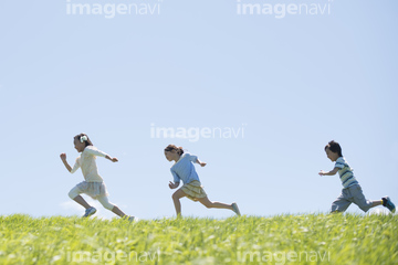 こども 横向き 走る 陽気 3人 の画像素材 日本人 人物の写真素材ならイメージナビ