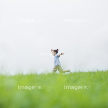 こども 横向き 走る 陽気 手を上げる の画像素材 日本人 人物の写真素材ならイメージナビ