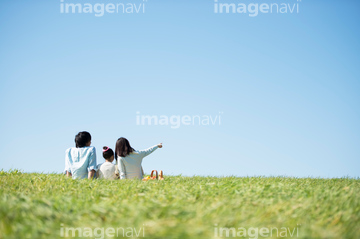 指さす さわやか 後ろ向き の画像素材 構図 人物の写真素材ならイメージナビ