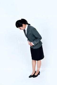 お辞儀 俯瞰 モデル 若い女性 の画像素材 季節 人物の写真素材ならイメージナビ