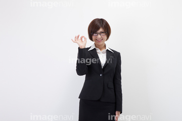 メガネ 女性 代 日本人 1人 スーツ 喜び ショートヘアー の画像素材 ビジネスパーソン ビジネスの写真素材ならイメージナビ