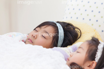 女の子 寝る 小学生 睡眠 の画像素材 家族 人間関係 人物の写真素材ならイメージナビ