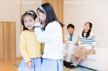 耳打ち の画像素材 行動 人物の写真素材ならイメージナビ