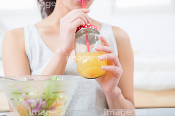 ジュース 飲む ストロー サラダ の画像素材 飲み物 食べ物の写真素材ならイメージナビ
