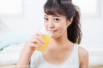 女性 ジュース 飲む 手 喜び の画像素材 ライフスタイル イラスト Cgの写真素材ならイメージナビ