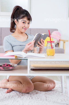 人物 日本人 女性 座る ポーズ 横座り の画像素材 写真素材ならイメージナビ