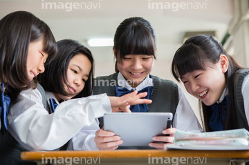 学校 教育向けタブレットpcを使う学生 の画像素材 学校生活 ライフスタイルの写真素材ならイメージナビ