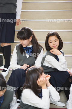 女子高生 階段 中学生 の画像素材 年齢 人物の写真素材ならイメージナビ