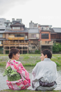 着物 若い男性 座る の画像素材 日本人 人物の写真素材ならイメージナビ