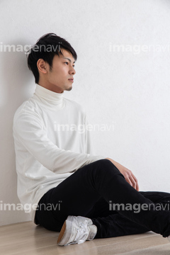 人物 構図 座る 男性 座り込む の画像素材 写真素材ならイメージナビ