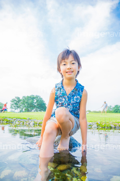 川遊び 少女 の画像素材 春 夏の行事 行事 祝い事の写真素材ならイメージナビ