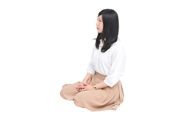 女性 座る 横 床座り の画像素材 日本人 人物の写真素材ならイメージナビ