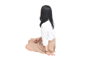 女性 座る 横 床座り の画像素材 日本人 人物の写真素材ならイメージナビ
