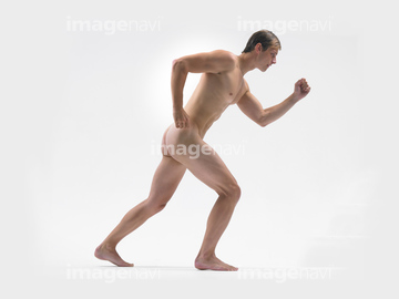 若い男性 裸 横向き 走る 動作 の画像素材 フィットネス スポーツの写真素材ならイメージナビ