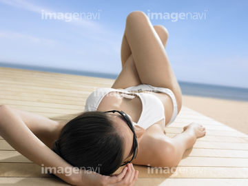 仰向け 若い女性 横たわる 水着 まとめ髪 の画像素材 外国人 人物の写真素材ならイメージナビ