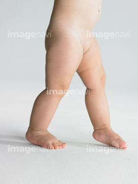 赤ちゃん 裸 女の子 下半身 歩く の画像素材 赤ちゃん 育児 ライフスタイルの写真素材ならイメージナビ