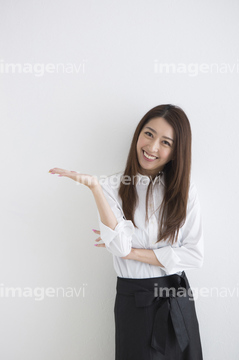 女性 日本人 ミドル 1人 全身 アラフォー ジェスチャー の画像素材 その他のライフスタイルの写真素材ならイメージナビ