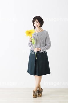 女性 ポーズ 日本人 全身 1人 50代 笑う 春 の画像素材 洗濯 掃除 ライフスタイルの写真素材ならイメージナビ