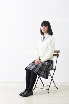 高校生 座る 全身 椅子 の画像素材 日本人 人物の写真素材ならイメージナビ