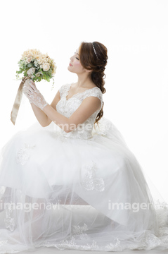 ウェディングドレス 座る の画像素材 結婚 行事 祝い事の写真素材ならイメージナビ