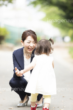 女の子 しゃがむ かわいい 赤ちゃん 子供 の画像素材 日本人 人物の写真素材ならイメージナビ