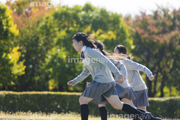 人物 構図 横向き 制服 走る 動作 の画像素材 写真素材ならイメージナビ