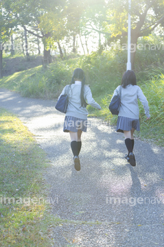 制服 走る 後ろ の画像素材 行動 人物の写真素材ならイメージナビ