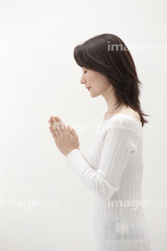 祈る 横顔 合掌 の画像素材 体のパーツ 人物の写真素材ならイメージナビ