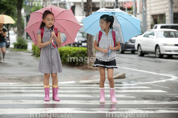 雨 歩く ゴム長靴 少女 の画像素材 道路 乗り物 交通の写真素材ならイメージナビ