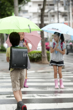雨 歩く ゴム長靴 少女 の画像素材 道路 乗り物 交通の写真素材ならイメージナビ