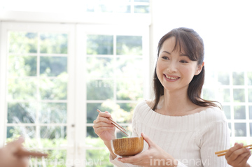 女性 食べる 正面 日本人 3人 手 の画像素材 写真素材ならイメージナビ