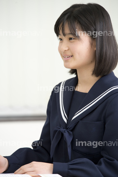 セーラー服 座る の画像素材 日本人 人物の写真素材ならイメージナビ