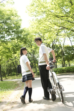 高校生 振り返る 女子高生 夏 の画像素材 日本人 人物の写真素材ならイメージナビ