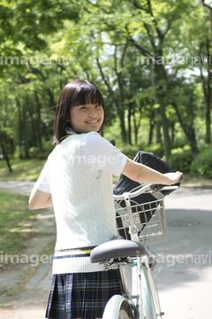 高校生 振り返る 女子高生 夏 の画像素材 日本人 人物の写真素材ならイメージナビ