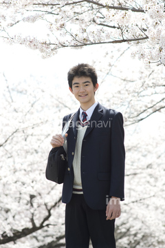 ブレザー 学生鞄 明るい 明暗 の画像素材 日本人 人物の写真素材ならイメージナビ