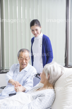 おばさん 笑顔 制服 手 ナース服 の画像素材 医療 福祉の写真素材ならイメージナビ