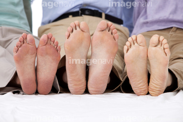 女性 足裏 日本人 3人 の画像素材 家族 人間関係 人物の写真素材ならイメージナビ