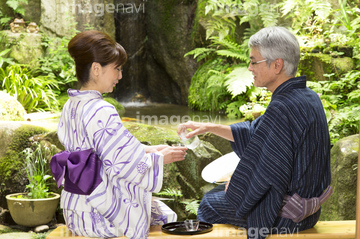 日本酒 2人 おちょこ 持つ 動作 の画像素材 飲み物 食べ物の写真素材ならイメージナビ