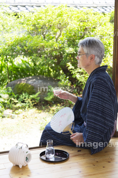 着物 座る 年配の男性 の画像素材 行動 人物の写真素材ならイメージナビ
