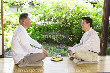 男性 あぐら 横向き 座る 日本人 の画像素材 趣味 遊び ライフスタイルの写真素材ならイメージナビ