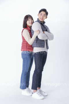 腕を組む カップル 腕組み の画像素材 家族 人間関係 人物の写真素材ならイメージナビ