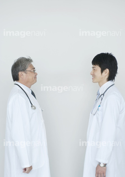 医療 福祉 医療 医師 白衣 横顔 立つ 白髪 の画像素材 写真素材ならイメージナビ