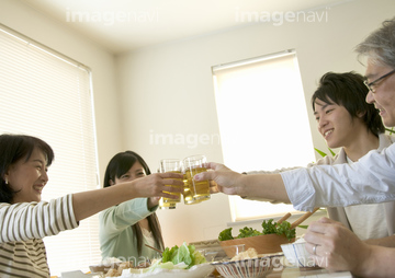 熟女 大学生 4人 の画像素材 家族 人間関係 人物の写真素材ならイメージナビ