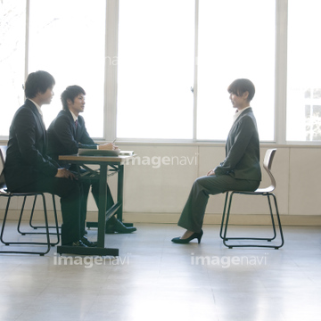 男性 横向き 座る 全身 椅子 学生 少ない の画像素材 趣味 遊び ライフスタイルの写真素材ならイメージナビ