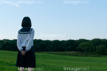 学生 女性 セーラー服 後ろ姿 の画像素材 日本人 人物の写真素材ならイメージナビ
