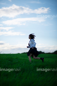 女子高生 走る 動作 の画像素材 行動 人物の写真素材ならイメージナビ