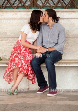 恋人 いちゃつく 全身 白人 スカート の画像素材 行動 人物の写真素材ならイメージナビ