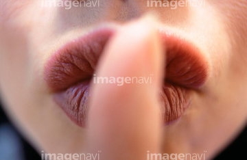 耳打ち の画像素材 行動 人物の写真素材ならイメージナビ