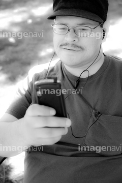 外国人 男性 モノクロ 寂しさ 夏 の画像素材 写真素材ならイメージナビ