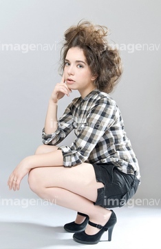 靴 しゃがむ の画像素材 行動 人物の写真素材ならイメージナビ